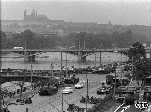 1068654719_praha-srpen-1968-tanky.jpg